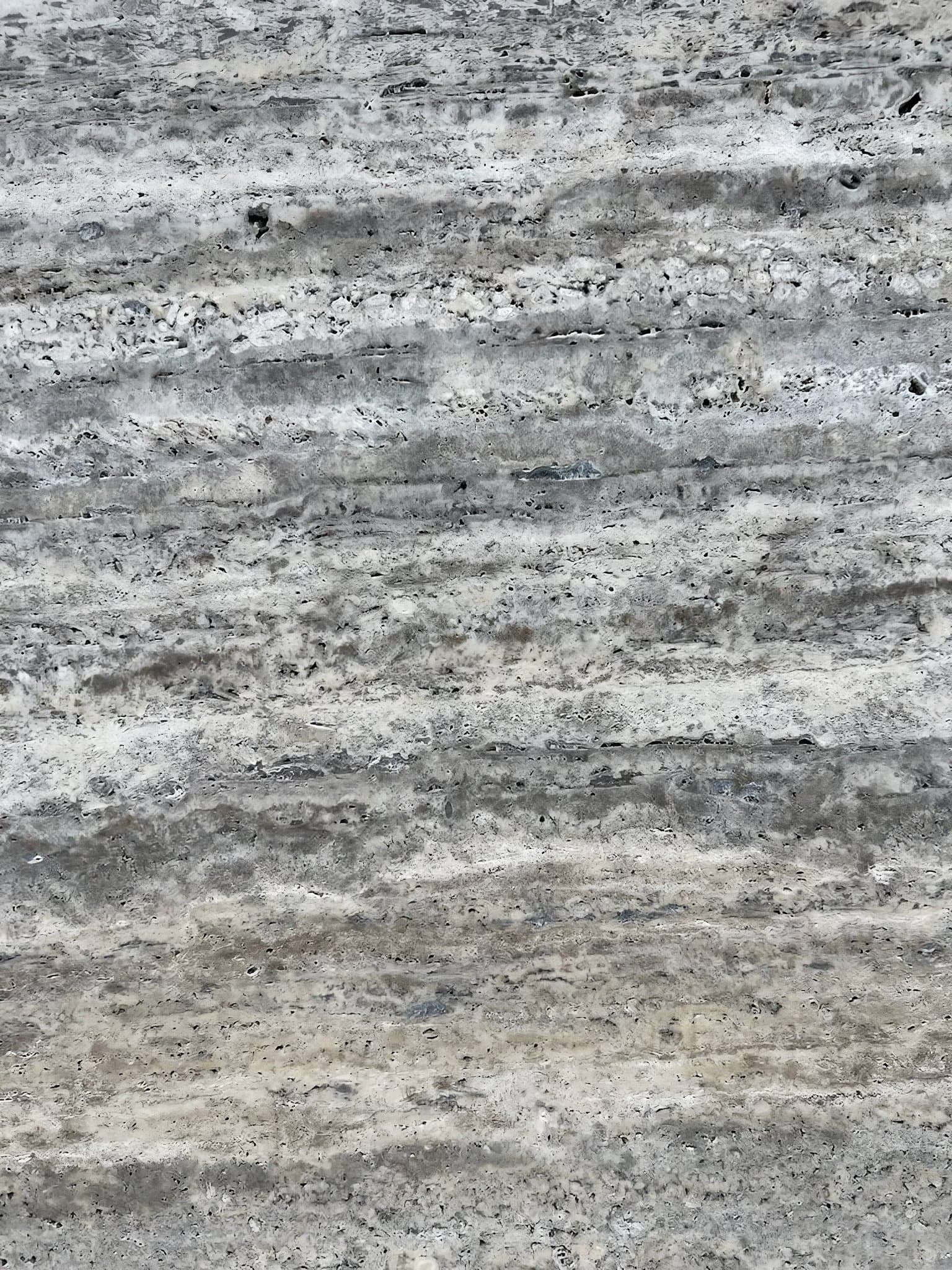 Travertino Gris Silver Turco a la Veta con patrón de vetas grises, textura porosa natural y acabado mate Travertino Gris Silver Turco a la Veta con patrón de vetas grises, textura porosa natural y acabado mate