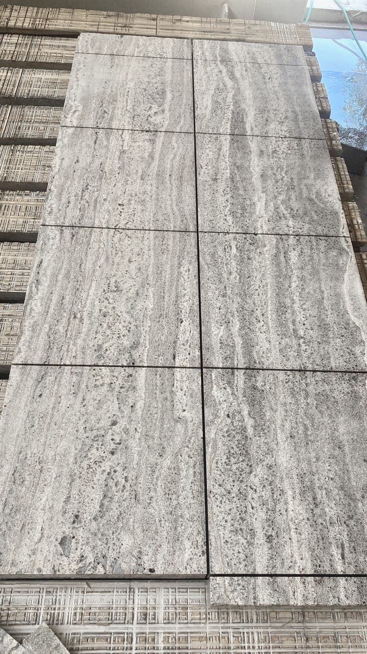 Baldosas de Travertino Gris Silver Turco a la Veta con patrón de vetas lineales y acabado mate Baldosas de Travertino Gris Silver Turco a la Veta con patrón de vetas lineales y acabado mate