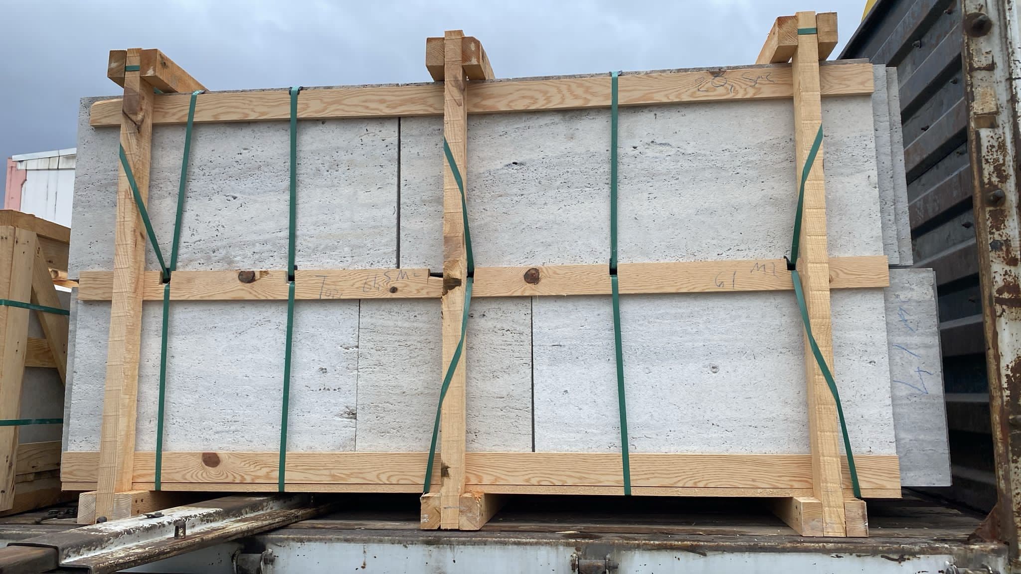 Baldosas de Travertino Silver Turco a la Veta aseguradas en cajón de madera, mostrando patrón veteado gris acabado arenado Baldosas de Travertino Silver Turco a la Veta aseguradas en cajón de madera, mostrando patrón veteado gris acabado arenado