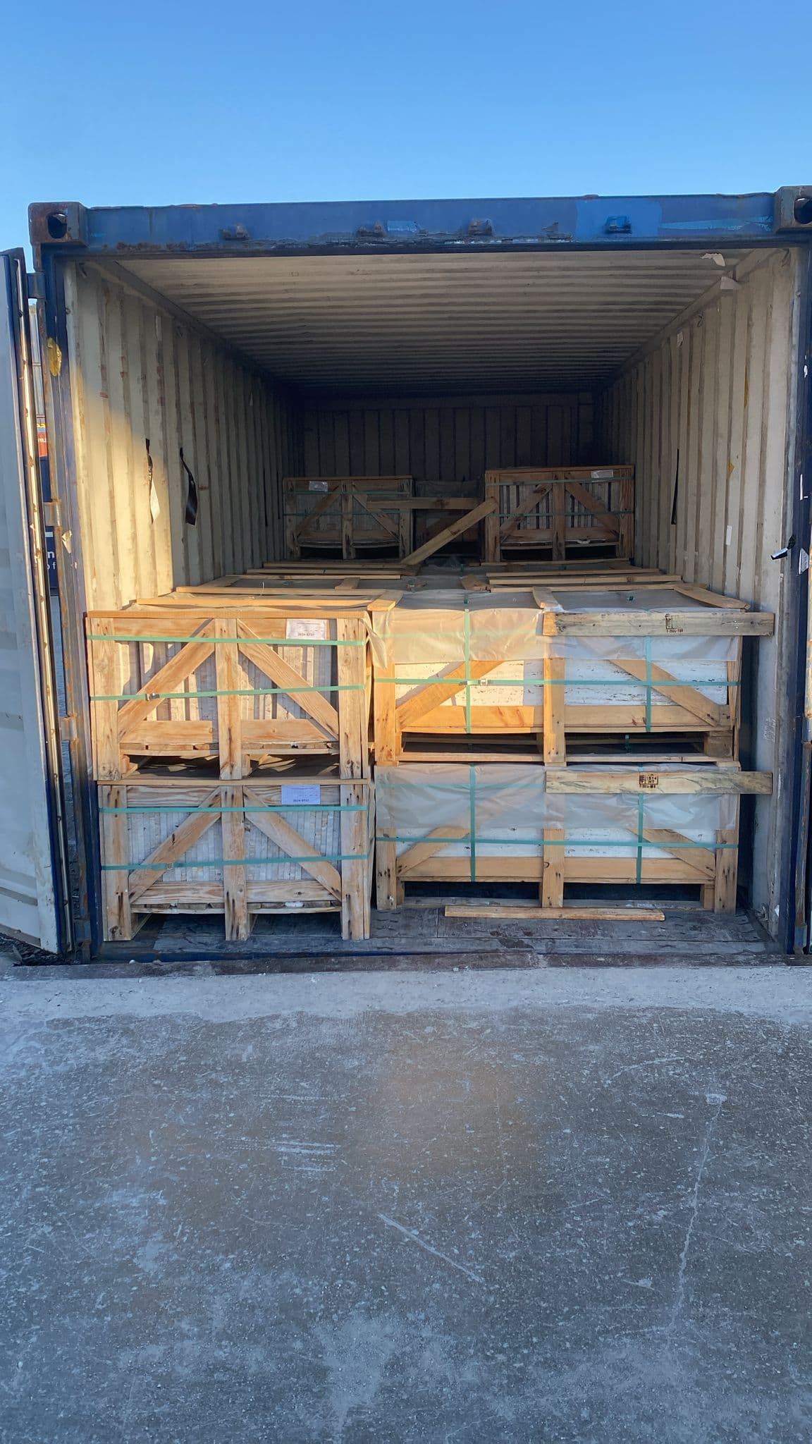 Travertino Clasico VC — Turkish natural stone shipment loaded at Aliaga, TR for Felixstowe, GB Travertino Clasico VC — Turkish natural stone shipment loaded at Aliaga, TR for Felixstowe, GB