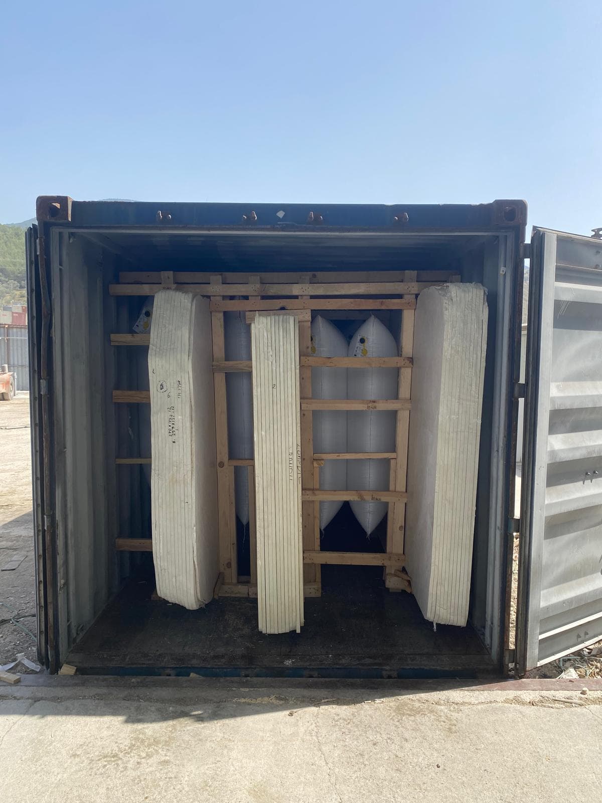 Losas de Mármol Crema Premium en contenedor aseguradas con airbags inflables y marcos de madera Losas de Mármol Crema Premium en contenedor aseguradas con airbags inflables y marcos de madera